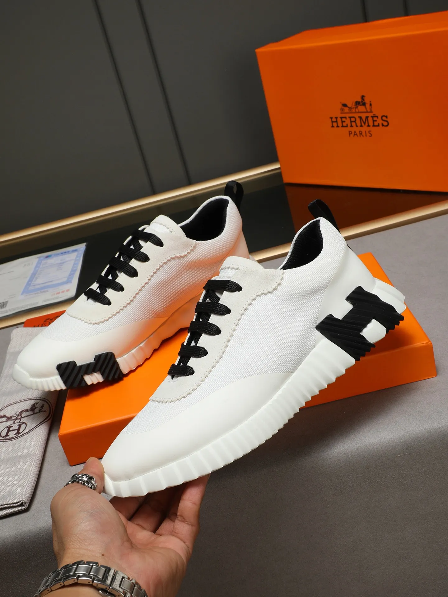 Men's shoes 💰460 [Hermes] fe new arrival~ New Bouncing sneakers Hermès are the most comfortable shoes, no one else⃣️, they are very light on the feet and look great, you will not feel tired when you go shopping and running around 👍 Very light and comfortable, extremely light, suitable for both sports and leisure, and feel great when you step on them! It’s up to you to choose, there’s always what you want~ ✔️Fabric: First layer frosted➕Imported glue➕Breathable mesh ✔️Inner lining: Imported mesh ✔️Outsole: Original outsole ✔️Size: Men’s 38-44 (45 custom-made)